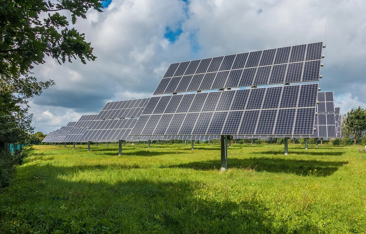 Päikesepaneelid — roheline energia kodus