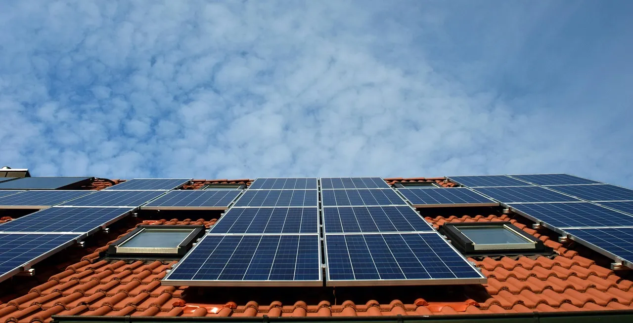 Päikesepaneelid maja katusel — päikeseenergia kodus
